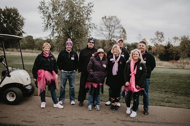 Breast cancer thriver, Tonyia Lucas and family golf team at Play for PINK