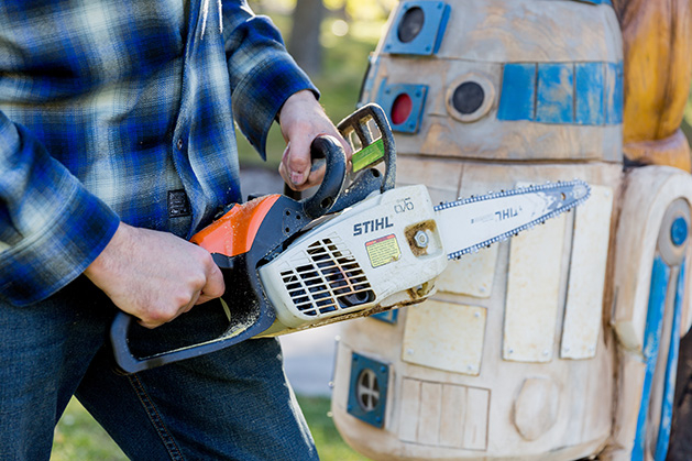 Chainsaw artist Adam Gale, chainsaw carving, Star Wars, R2D2